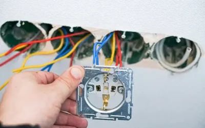 Villanyvezeték cseréje panelban – Panellakás átvezetékelése lépésről lépésre
