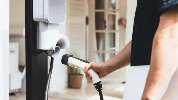 Mennyivel gyorsabb a fali EV töltő a konnektoros töltéshez képest?