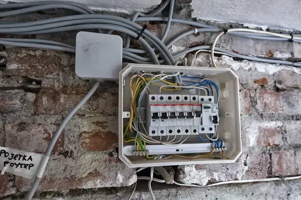 Speciális tudnivalók régi házak és panellakások villanyszerelésénél