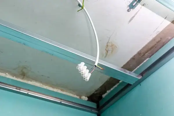 Villanyvezeték cseréje panelban